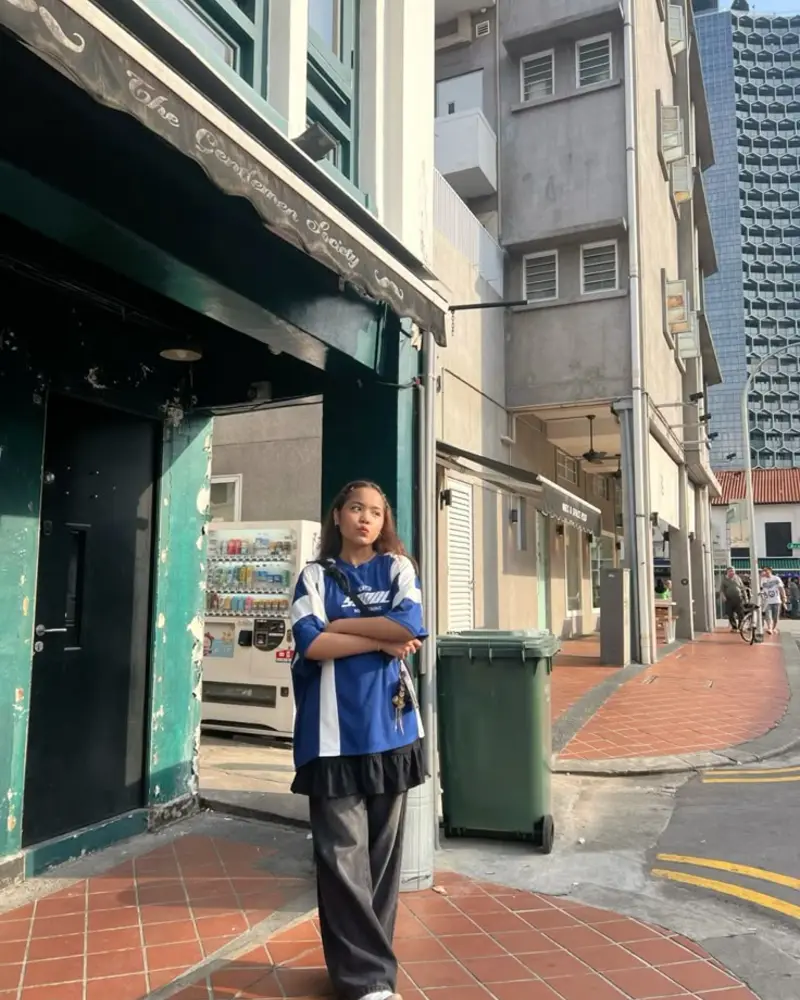 Blue Sports Jersey + Ruffled Layer + Wide-Leg Trousers Move