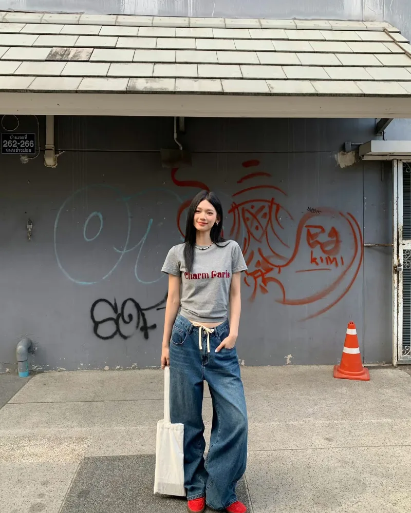 Grey Graphic Tee + Baggy Jeans Street Corner Cool