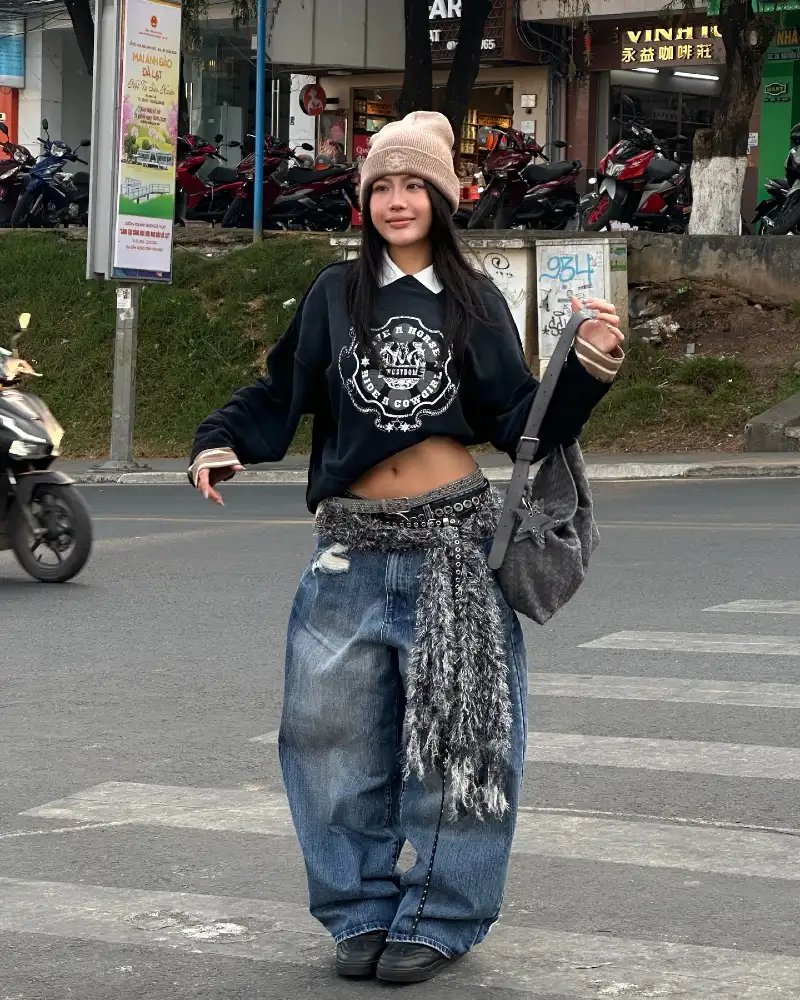  Cropped Graphic Sweatshirt + Distressed Wide-leg Denim
