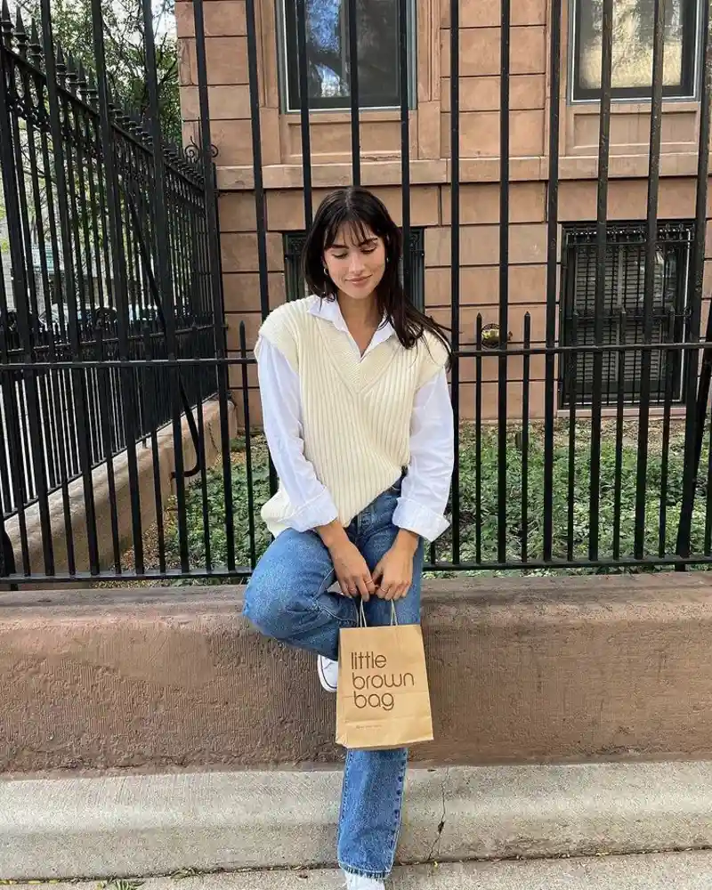  Cross-Front Cream Vest + White Shirt + Straight Jeans