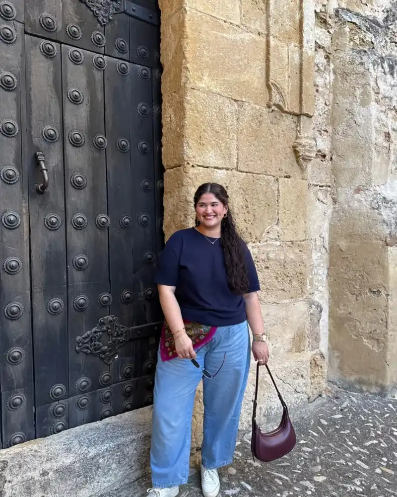  Simple Navy Tee with Light Wash Wide-Leg Jeans