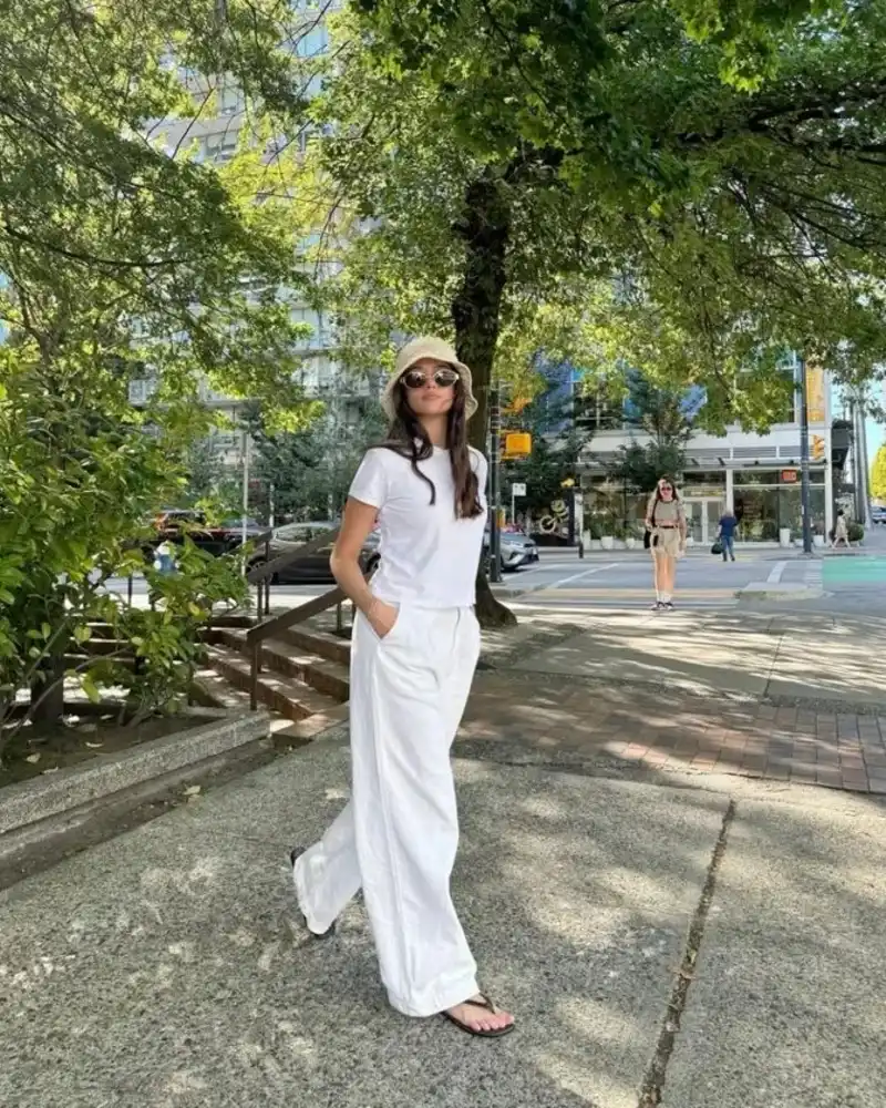Wide-Brim Straw Hat With Monochrome Set