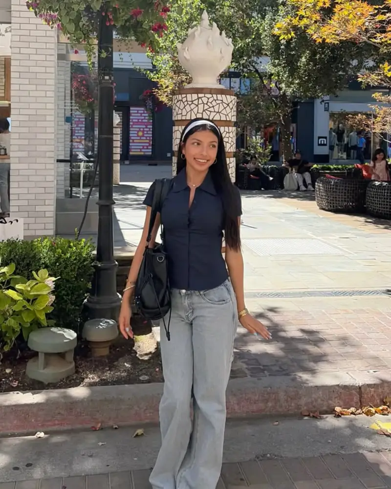 Oversized crewneck, straight cargo pants, low-top sneakers