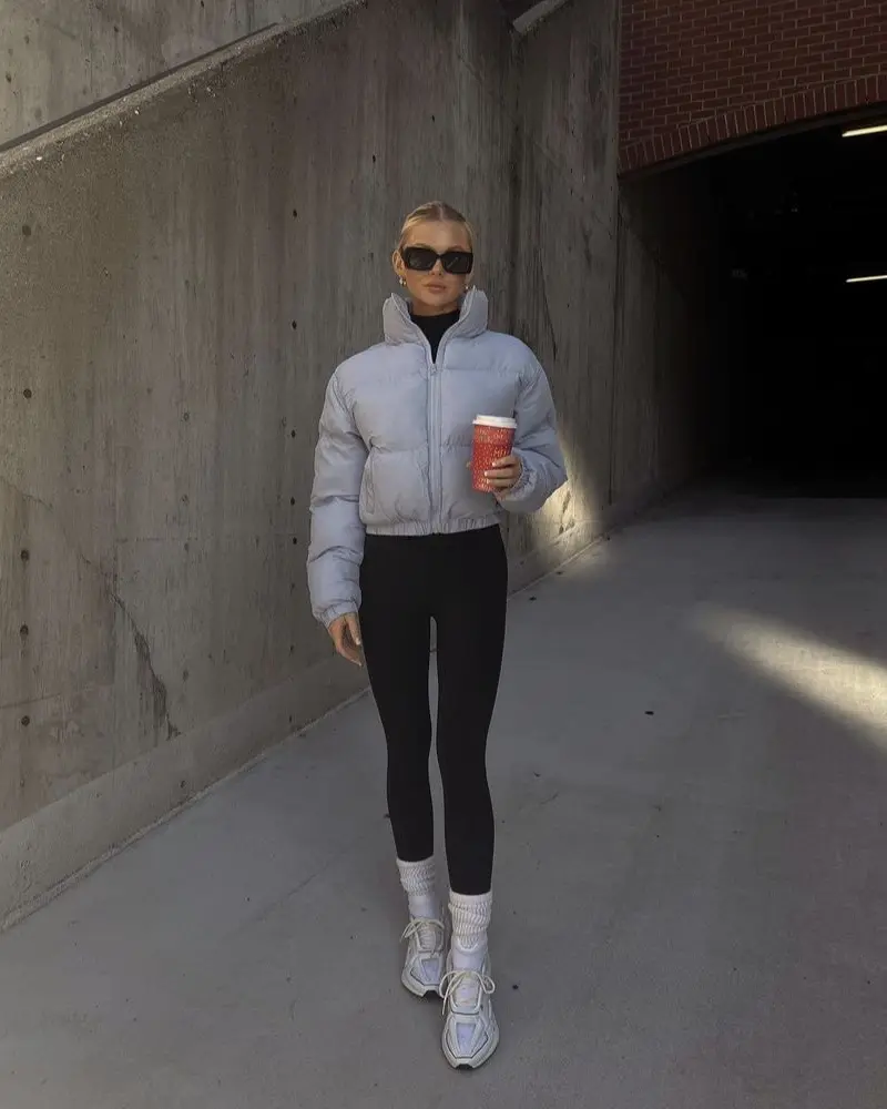 Cropped Puffer With a Monochrome Base