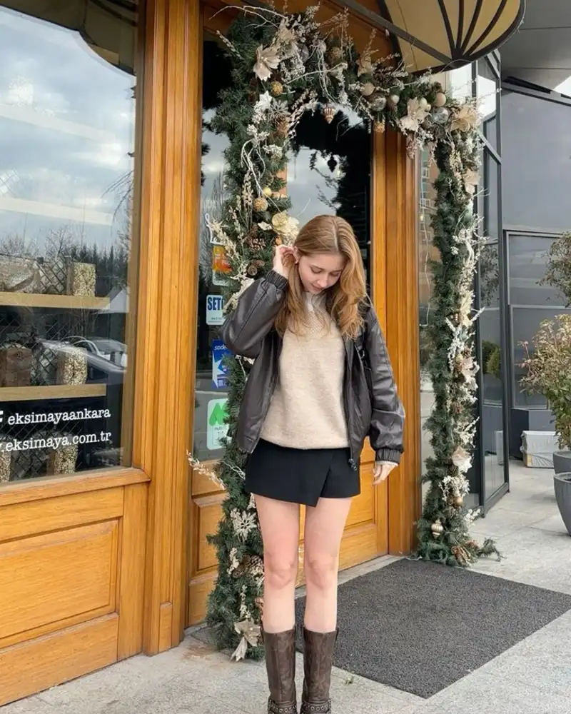 Subtly traditional autumn look