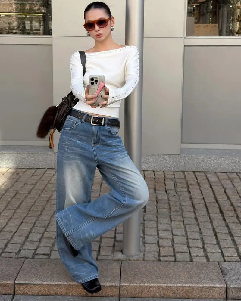  A Detailed White Top Sharpens Loose Blue Jeans